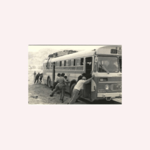 Pasajeros empujando Autobus
